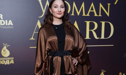 Скульптор красоты: Зухра Балакеримова завоевала приз на «WOMAN AWARD»