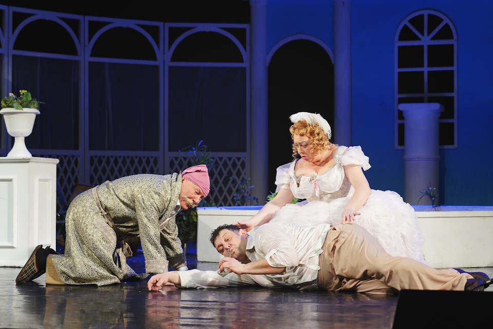 Топ-3 комедийных спектакля нынешней весны