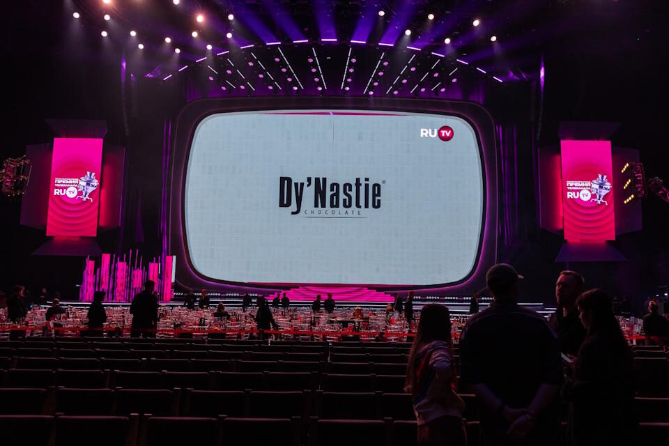 Полеты под куполом, подводный мир и сладкая жизнь: как прошла премия телеканала RU.TV