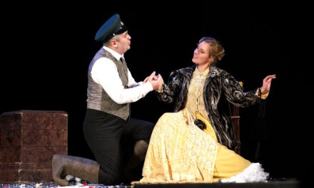 Топ 3 комедии, ради которых стоит сходить в театр