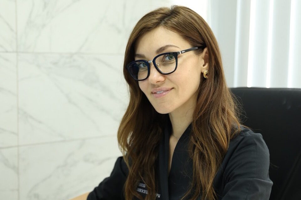 Пластический хирург Софья Абдулаева: подтяжка груди нитями — эффективно ли это