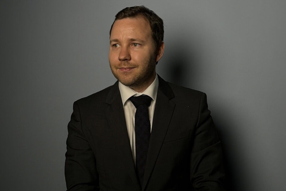 Врач-офтальмолог Кирилл Светлаков: оптимальное расстояние для ребенка от экрана телевизора и его влияние на здоровье