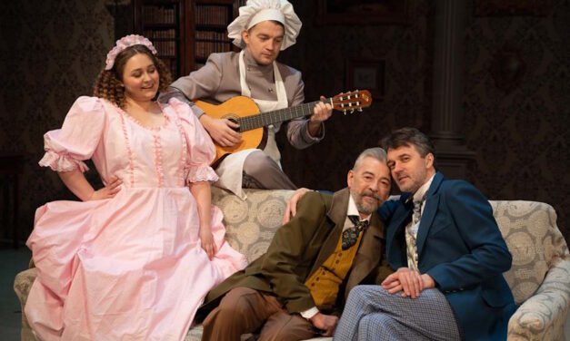 Топ 3 комедий, которые можно посмотреть в театре в октябре