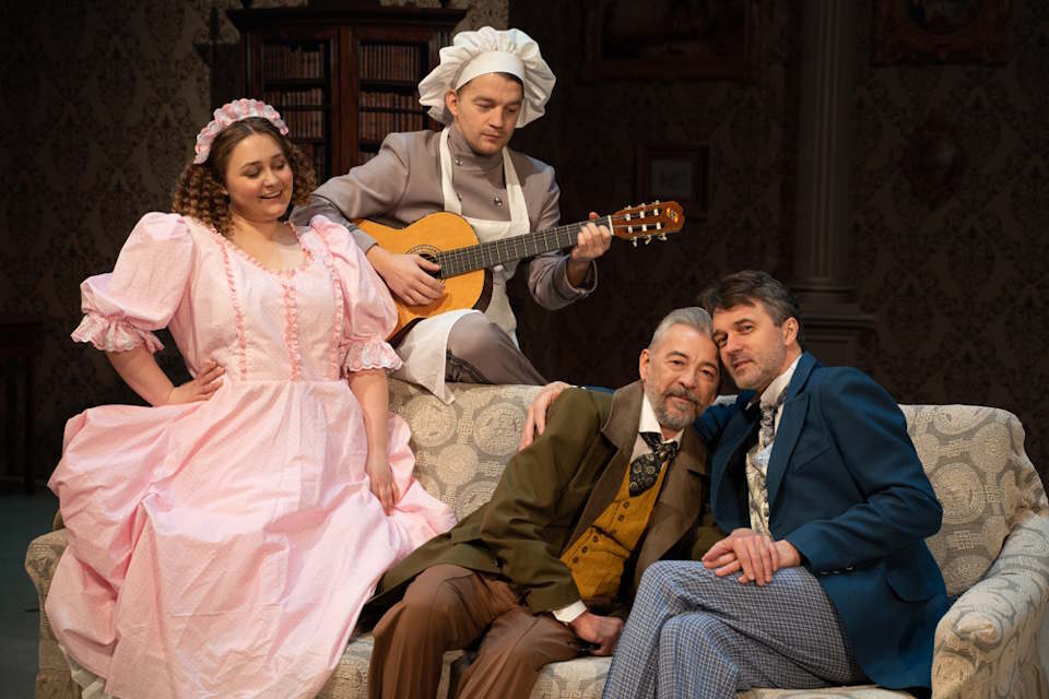 Топ 3 комедий, которые можно посмотреть в театре в октябре