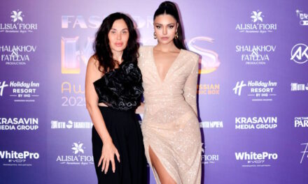 Телеведущая и актриса Юлия Синицына встретила гостей премии Fashion Kids Awards 2025