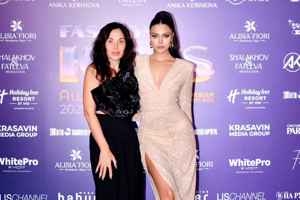 Телеведущая и актриса Юлия Синицына встретила гостей премии Fashion Kids Awards 2025