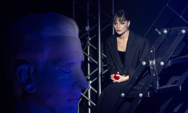 Топ 3 самых неожиданных и ярких спектаклей начала года