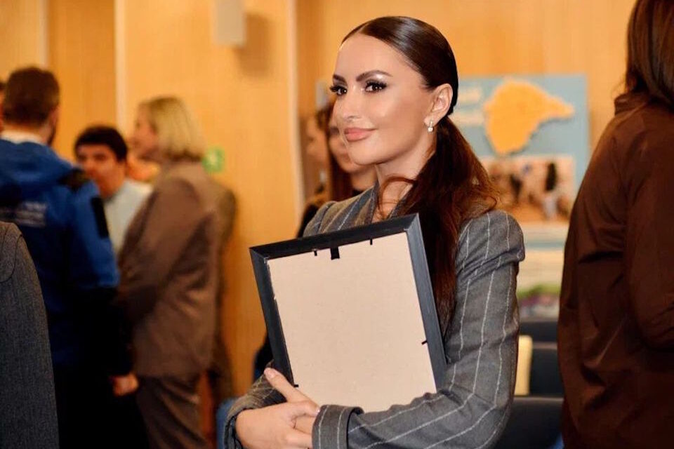 Мода во имя добра: дизайнер Аника Керимова участвует в гуманитарной акции для Белгородской области