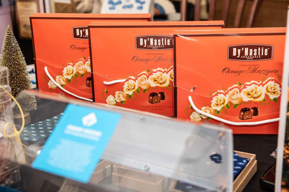 1 120 000 рублей на лечение: новогодний вечер фонда «Линия Жизни» в «Иностранке»