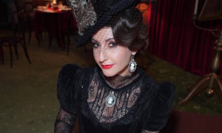 Грандиозные декорации и атмосфера начала XX века: за кадром клипа «А в вагоне‑ресторане»