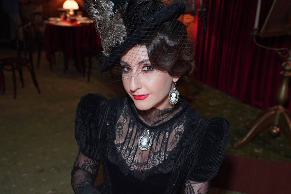 Грандиозные декорации и атмосфера начала XX века: за кадром клипа «А в вагоне‑ресторане»